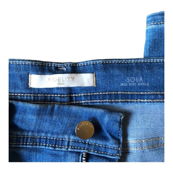 Fidelity Sola NWT Mid Rise Raw Edge Step Hem Ankle Jeans, Perfidia Wash, 28 - Picture 9 of 14